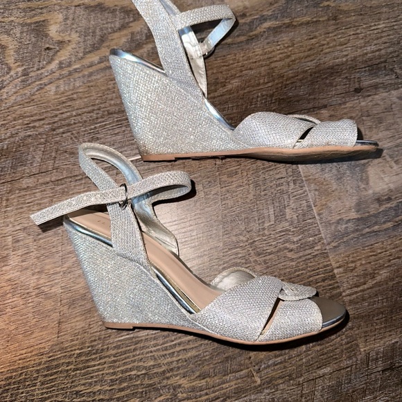 Le Chateau silver sparkle wedges - Picture 2 of 4